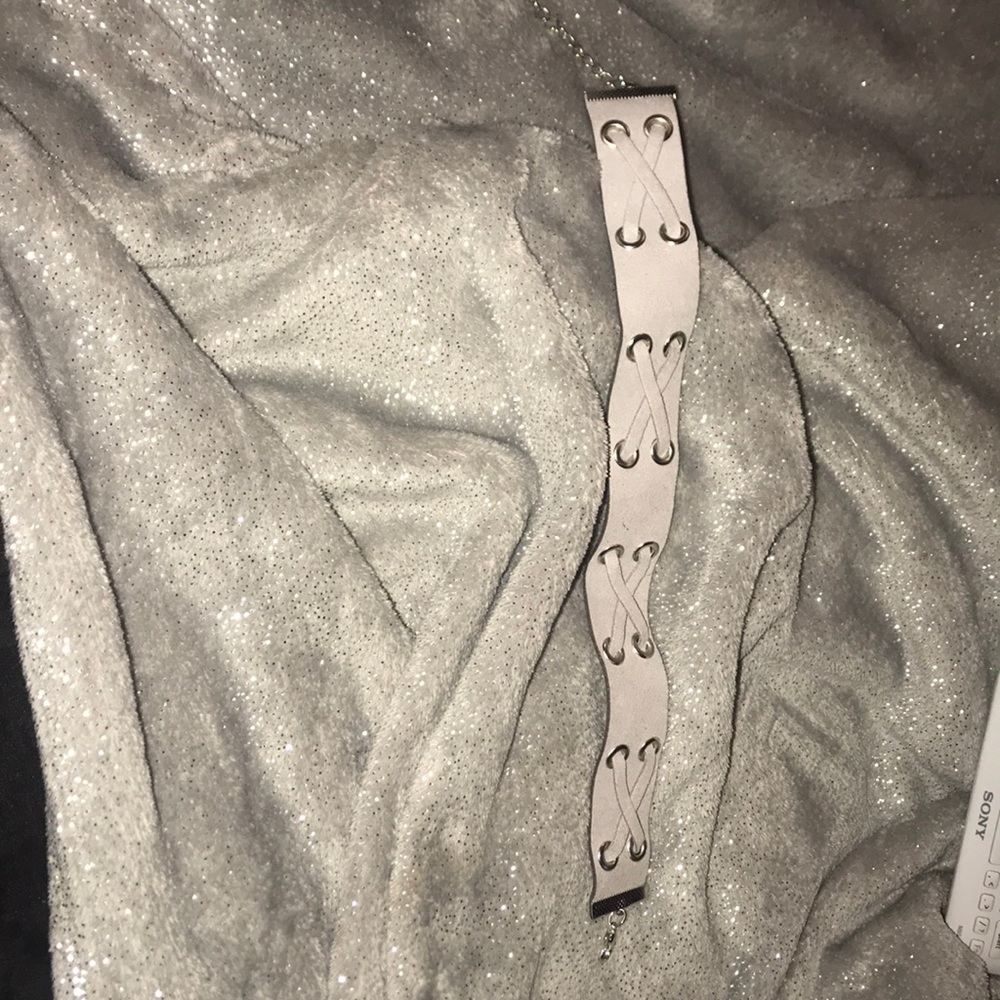 Grey chocker
